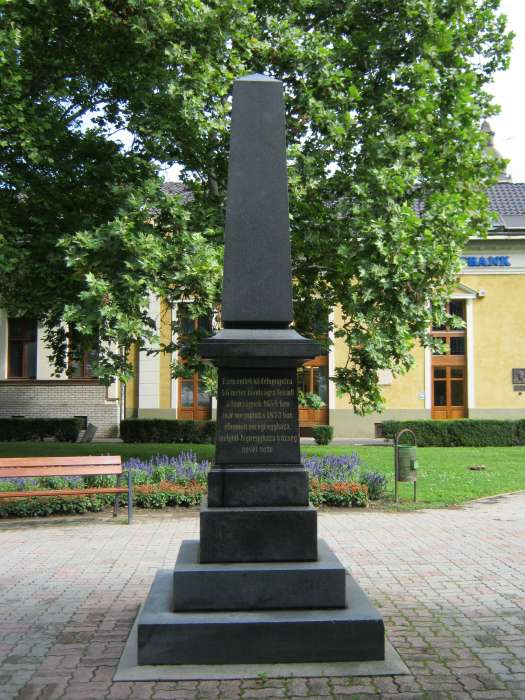 Nyíregyháza, Kálvin tér: A református templom emlékoszlopa.jpg Nyíregyháza, Kálvin tér: A református templom emlékoszlopa.jpg