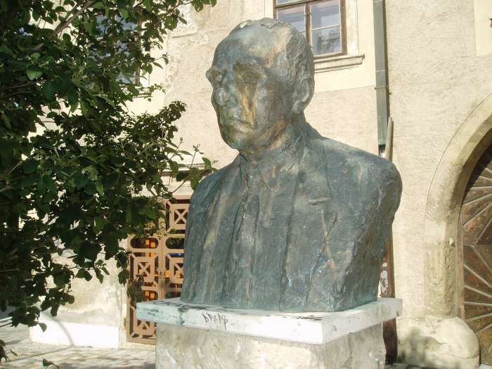 Sopron, Festő köz 7. előtt Soproni Horváth J. szobra.jpg Sopron, Festő köz 7. előtt Soproni Horváth J. szobra.jpg