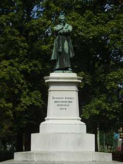 Szeged, Dugonics tér: Dugonics András szobra.jpg Szeged, Dugonics tér: Dugonics András szobra.jpg